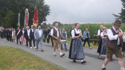 Bild: Ernst Frischholz
Angeführt von der Etzenrichter Blasmusik marschiert der Kirchenzug mit den Ehrengäste und den Vereinen von Ilsenbach hoch auf den Botzerberg zu Sankt Quirin.