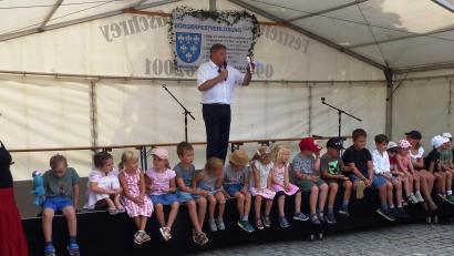 Bild: Josef Piehler
Bürgermeister Stefan Braun eröffnete das Kastler Bürgerfest 2026 am Samstagnachmittag im Kreis der Kindergartenkinder und bedankte sich fürs Engagement aller Mitwirkenden am Bürgerfest 2026.