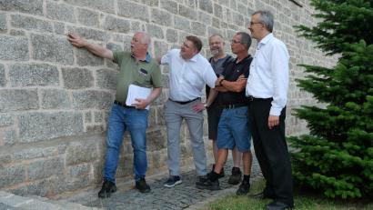 Bild: Julia Benkhardt
Das Mauerwerk der Steinwaldkirche war weniger beschädigt als gedacht. Kirchenpfleger Alfons Meierhöfer, Pfarrgemeinderatssprecher Holger Popp, Vorsitzender des Fördervereins Steinwaldkirche Wäldern Franz Schraml, Mesner Markus Dietrich und Pfarrer Martin Besold (von links) beim Begutachten des ausgebesserten Mauerwerks.