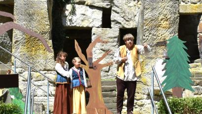 Bild: Renate Gradl
Das "Ovigo"-Theater führte am Wochenende das Familientheater "Robin Hood" auf der Naturbühne am Schönberg in Grafenwöhr auf. Der Kinderchor glänzte mit seinen Liedern und mit Kostümen.