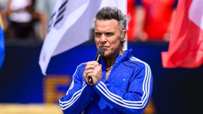 Bild: Tom Weller/dpa
Popstar Robbie Williams war spontan zur Expertenrunde von Johannes B. Kerner und Laura Wontorra dazugestoßen, um das Finale der Fußball-Weltmeisterschaft zu kommentieren.