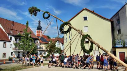 Bild: Leonhard Ehras
Mit den sogenannten Schwalben hievten viele Helfer mit den Kirwaburschen den Baum von der Waagrechten in die Senkrechte.