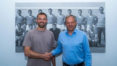 Bild: Michael Boegl
Felix Weber (links) kehrt zum TSV 1860 München zurück. Thomas Probst, Geschäftsführer der TSV München von 1860 Spielbetriebs-GmbH, begrüßt ihn.