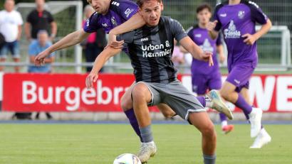 Bild: Sportpress/Weinkauf
Der Weidener Mittelfeldspieler Lukas Schaller (vorne) muss sich der Attacke eines Bambergers erwehren. Die SpVgg SV Weiden verlor beim FC Eintracht Bamberg unerwartet hoch mit 1:4 und hat damit den Saisonstart zunächst mal verpatzt..