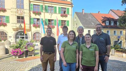Bild: Stadt Vohenstrauß
Wechsel an der Spitze des Forstrevierts Vohenstrauß. Im Bild von links hinten der scheidende Revierförster Stephan Stangl, Bürgermeister Uli Münchmeier, Forstdirektor Gerhard Hösl und 2. Bürgermeister Josef Maier. Im Vordergrund Monika Werner und Silvia Pflug, die das Revier künftig betreuen.