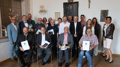 Bild: Landratsamt Neustadt
Ehrungen langjähriger Mitarbeiter und Verabschiedungen in den Ruhestand standen jetzt im Landratsamt in Neustadt an. Landrat Andreas Meier ((vorne links) wurde diesmal selbst vom Ehrenden zum Geehrten.