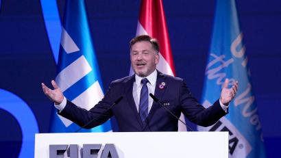Bild: Fernando Calistro/AP/dpa
Er will 64 Teams bei der WM 2030 auch in Südamerika: Conmebol-Präsident Dominguez. (Archivbild)