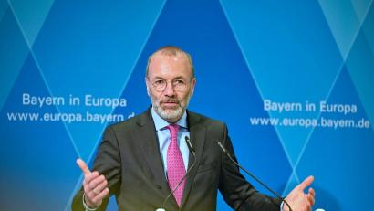 Bild: Malin Wunderlich/dpa
EVP-Chef Manfred Weber betont gerne seine Verbundenheit mit Bayern. Doch ausgerechnet aus seiner eigenen Partei CSU gibt es nun ungewohnt klare Kritik an der Arbeit des Vorsitzenden der EVP-Fraktion im Europäischen Parlament. (Archivbild)
