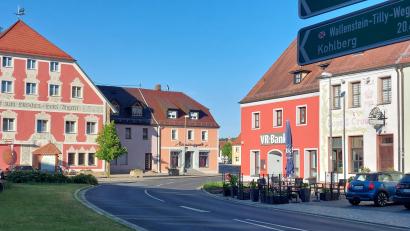 Bild: Heidi Franitza
Der Umbau des Marktplatzes wird auch die Straßenführung verändern. Das gesamte Projekt und die Ablaufplanung werden am Mittwoch von Vertretern der Baufirmen, des Planungsbüros und der Stadt im Rahmen einer öffentlichen Informationsveranstaltung um 19 Uhr im Zehentkasten auf Burg Dagestein vorgestellt.