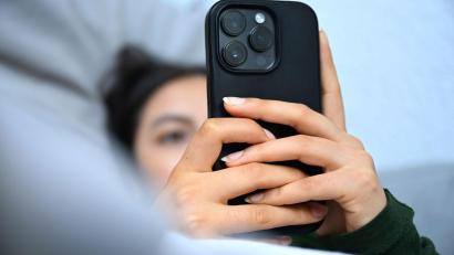Symbolbild: Elisa Schu/dpa/dpa-tmn
In Frankreich greift künftig ein Social-Media-Verbot für unter 15-Jährige.
