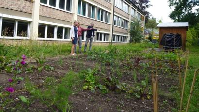 Bild: ui
Für den "Ackerdemie" genannten Schulgarten des BSZ Neustadt/WN können sich Fachbetreuerin Evelin Stahl, Alexandra Steinl-Kick vom Zentrum für regionale Bildung und Schulleiter Franz Eckstein den Bau eines Hochbeets als Projekt der Schüler des Berufsvorbereitungsjahres "Neustart" vorstellen.
