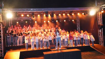 Bild: fvo
Das Open-Air-Konzert „Amicanti, Cantikids & Friends on Stage“ verwandelte den Vor- und Sportplatz der Wolfgang-Caspar-Printz-Grundschule in Waldthurn am Samstag in eine stimmungsvolle Bühne voller Emotionen, Chorstimmen und musikalischer Vielfalt.