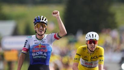 Bild: Thibault Camus/AP/dpa
Remco Evenepoel (l) nach seinem Sieg auf der 15. Etappe.