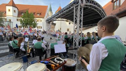 Bild: Claudia Völkl
Sommerserenade in reizvoller Kulisse: Die Jugendblaskapelle Nabburg begeistert mit ihrem Konzert.