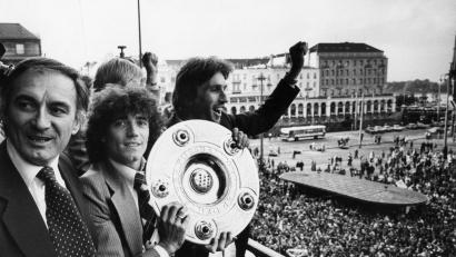 Bild: picture alliance / dpa
HSV-Idol: Kevin Keegan 1979 mit der Meisterschale.