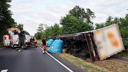 Bild: Ralf Hettler/dpa
Der Lkw kippte komplett auf einen Radweg um.