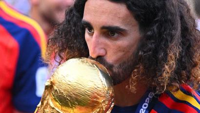 Bild: Tom Weller/dpa
Ein Küsschen für den WM-Pokal: Marc Cucurella.