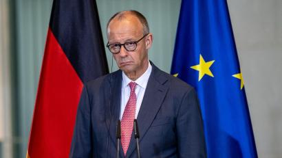 Bild: Fabian Sommer/dpa
CDU-Chef Merz bindet die Fraktion bei der Spahn-Nachfolge eng ein.