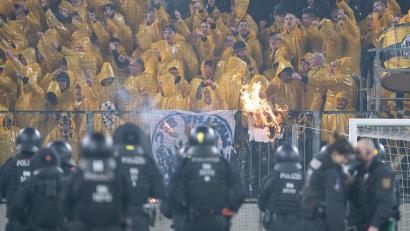 Bild: Sebastian Kahnert/dpa
Das Spiel Dresden gegen Hertha BSC im April wurde von Ausschreitungen überschattet. (Archivbild)