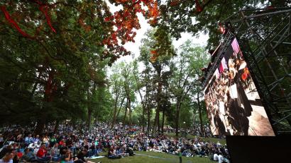 Bild: Karl-Josef Hildenbrand/dpa
Das Open Air findet im Park am Festspielhaus statt. (Archivbild)