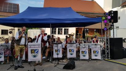 Bild: Peter Garreiss
Die Moosbacher Musikanten freuten sich über ihr gelungenes Lampionfest, zu dem viele Besucher kamen.