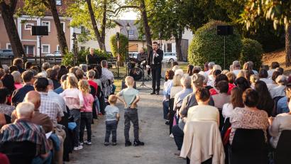 Bild: Mariia Tymoshenko
Tenor Christoph Baierl, David Drechsel am Schlagwerk und Hans-Joachim Grajer am Piano gestalteten ein Sommerkonzert in der Parkanlage am Stadtweiher in Pleystein. Lorenz Bergler am Saxofon komplettierte das Ensemble.
