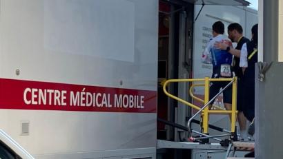 Bild: Stefan Tabeling/dpa
Florian Lipowitz (l) betritt den Medical Truck der Tour de France.