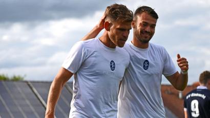 Bild: Florian Diettrich/dpa
Der Löwe fehlt: Florian Niederlechner mit dem ungewohnten neuen Vereinsemblem auf dem Trikot.