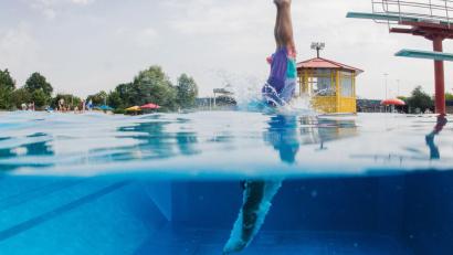 Bild: Jana Bauch/dpa/dpa-tmn
Für den perfekten Tag im Schwimmbad braucht es auch die richtige Ausrüstung, die  in diesem Monat günstiger ist als noch im Jahr zuvor. (Symbolbild)