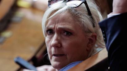 Bild: Stephane De Sakutin/AFP/dpa
Marine Le Pen hat Revision gegen ihre Verurteilung wegen Veruntreuung von EU-Geldern eingelegt (Archivbild).