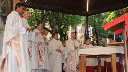 Bild: Joachim Gebhardt
Eine ganze Reihe von Priestern feierte den Pontifikalgottesdienst mit dem Bischof auf dem Sulzbach-Rosenberger Annaberg.