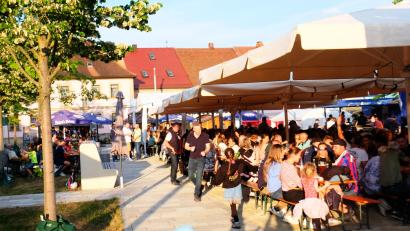 Bild: Robert Dotzauer
Das Flair des prachtvoll sanierten Marktplatzes mit dem "Kraftberg" der Neustädter im Hintergrund bildete die Kulisse für das Bürgerfest 2026.