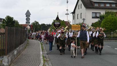 Bild: Kerstin Kiener
Am Sonntag zogen die Fahnenabordnungen der Vereine gemeinsam mit den Kirwapaaren, den Kindern und der Jugend vom Dorfplatz zur Auferstehungskirche. Im Mittelpunkt: Die neue Vereinsfahne.