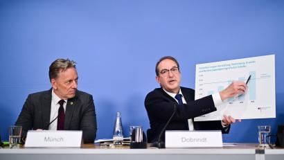 Bild: Sebastian Gollnow/dpa
Bundesinnenminister Alexander Dobrindt (r.) und BKA-Chef Holger Münch präsentieren aktuelle Zahlen zu sexuellem Missbrauch von Kindern und Jugendlichen.