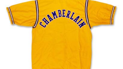 Bild: Uncredited/Sotheby's via AP/dpa
In einem Secondhand-Laden gefunden und teuer versteigert: Eine Trainingsjacke von NBA-Legende Wilt Chamberlain.