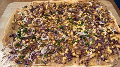 Bild: Michael Schiffer
Der Räuchertofu für den veganen Flammkuchen wird in Stücke geschnitten und in der Pfanne vorgebraten, damit er schön knusprig wird.