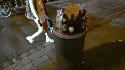 Bild: Felix Hörhager/dpa
Die Richter befassen sich mit einem Verbot der Stadt München. Demnach darf ein Gastronom nach 22.00 kein Flaschenbier zum Mitnehmen mehr verkaufen.