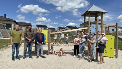 Bild: Stadt Schwandorf
Sie weihten den neuen Spielplatz an der Hannathstraße offiziell mit Fronberger Familien ein: v.l.n.r.: Jürgen Diller (Stadtplanung Stadt Schwandorf), Michael Übel (Leiter des Städtischen Bauhofs) und Oberbürgermeister Andreas Feller.