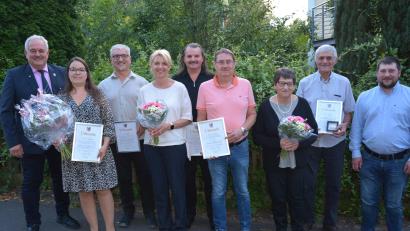 Bild: Josef Rosner
Mit Dankurkunden der Gemeinde Leonberg wurden ausgeschiedene Gemeinderäte verabschiedet. Im Bild (von links) Bürgermeister Johann Burger, Tanja Wettinger, Josef und Christina Weiß, Maximilian Ernstberger, Werner Faltenbacher, Gertrud und Alois Männer, sowie Zweiter Bürgermeister Josef Weiß.