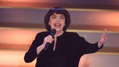 Bild: Bodo Schackow/dpa
Sie hat vor Königen, Präsidenten und Millionen Zuschauern gesungen. Trotzdem hat Mireille Mathieu bei ihren Auftritten Lampenfieber, wie sie verrät. (Archivfoto)