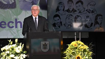Bild: Sven Hoppe/dpa
Bundespräsident Steinmeier erinnert an die Opfer des OEZ-Attentats.