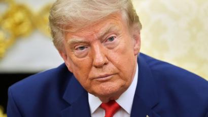 Bild: Mark Schiefelbein/AP/dpa
US-Präsident Trump verschärft seinen Kurs im Iran-Krieg.