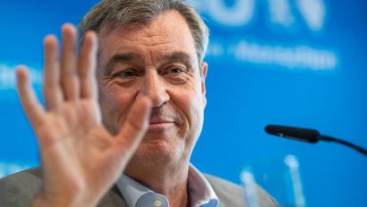 Bild: Peter Kneffel/dpa
CSU-Chef Söder wurde mit einer Tomate beworfen und getroffen - warum und wieso ist aber weiterhin unklar. (Archivbild)
