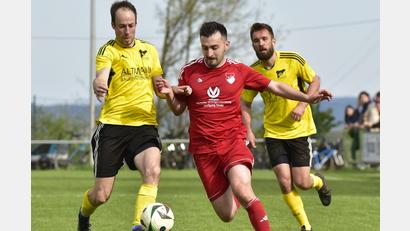 Bild: Hans Mark
Spielertrainer Thomas Bösl (links) will mit dem SV Trisching die ersten Punkte der Saison holen.