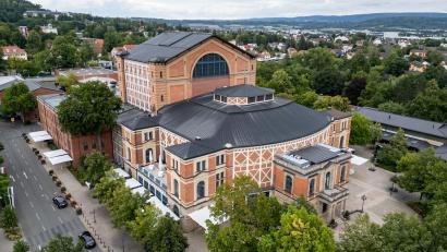 Bild: Daniel Karmann/dpa
Das Festspielhaus thront auf dem Grünen Hügel von Bayreuth (Archiv).