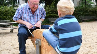 Symbolbild: Arne Dedert/dpa
Ob spontaner Babysitterdienst, tägliches Oma- und Opa-Taxi oder die große Ferienbetreuung über mehrere Wochen: Die Redaktion sucht Großeltern, die über die Ferien mit ihren Enkeln erzählen.