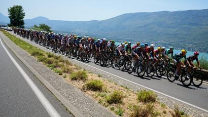 Bild: Mosa'ab Elshamy/AP/dpa
Die Radprofis bei der Tour de France.