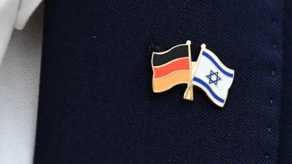 Bild: Bernd Weißbrod/dpa
Das Opfer trug nach Angaben der Ermittler eine Anstecknadel mit der Flagge Israels am Revers. (Symbolbild)