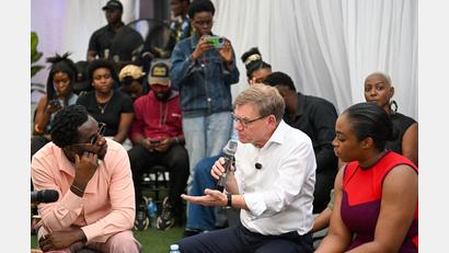 Bild: Soeren Stache/dpa
Außenminister Johann Wadephul (CDU) trifft sich in der nigerianischen Wirtschaftsmetropole Lagos mit jungen Influencerinnen und Influencern.