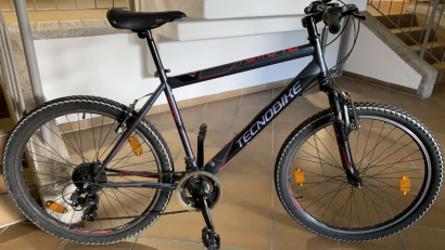 Bild: Polizeiinspektion Weiden
Die Polizeiinspektion Weiden hat zwei Mountainbikes sichergestellt – zum einen ein schwarz-rotes Mountainbike der Marke Tecnobike.
